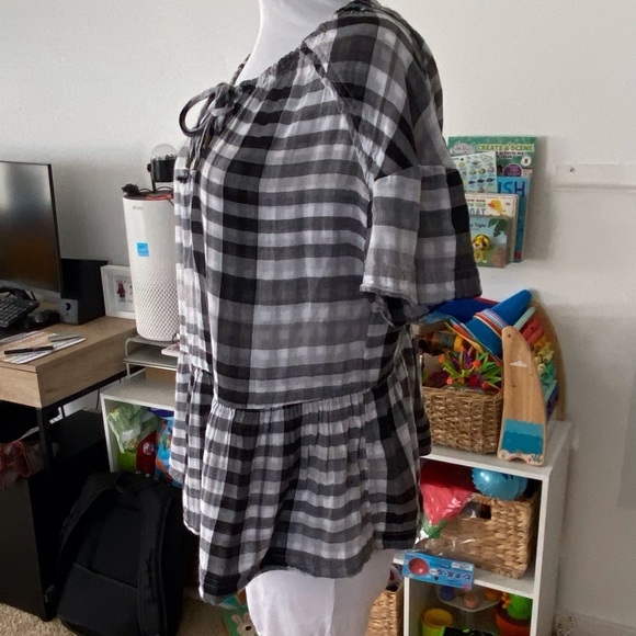 6 for$20❤️ Black and white checkered blouse - Picture 4 of 5